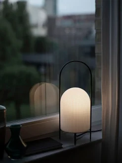 Clearance Ghost bordlampe, opal/sort Kontorlamper|Entre Lamper