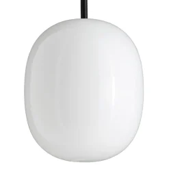 Superæg 300P pendel, opal/sort ledning Hvide Lamper|Spisebordslamper