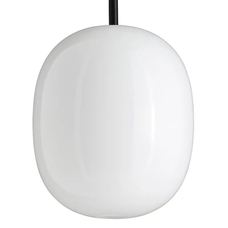 Superæg 300P pendel, opal/sort ledning Hvide Lamper|Spisebordslamper